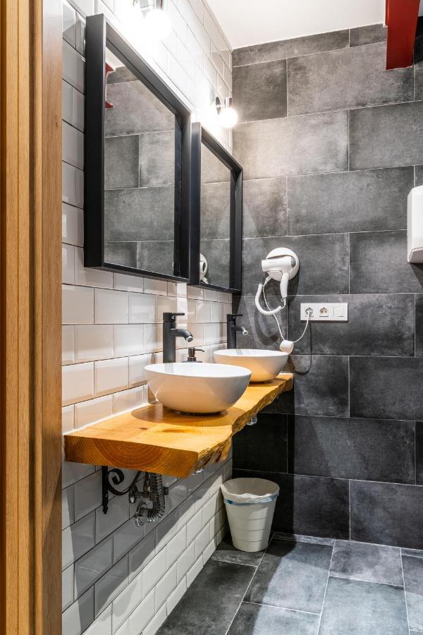 Four Rooms Hostel Lugo Esterno foto