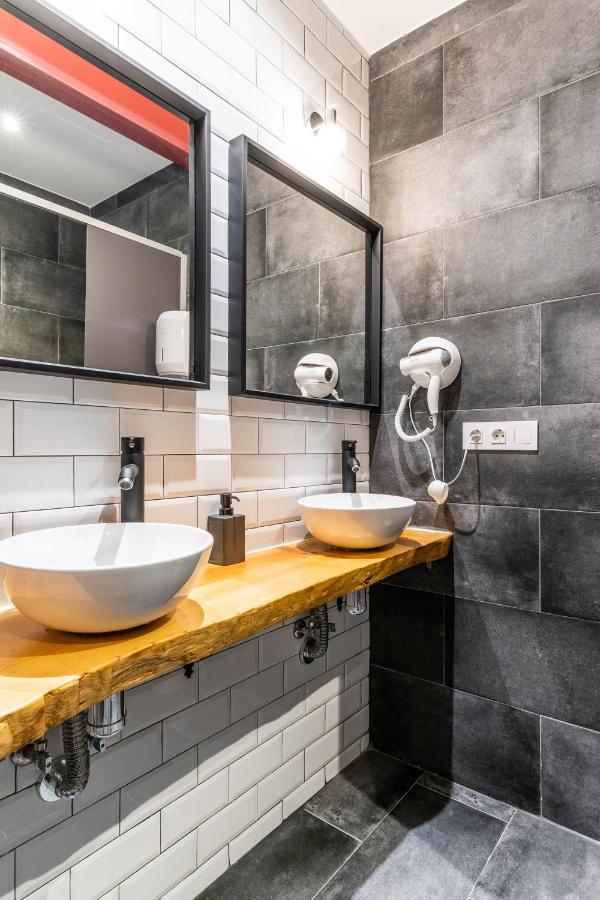 Four Rooms Hostel Lugo Esterno foto
