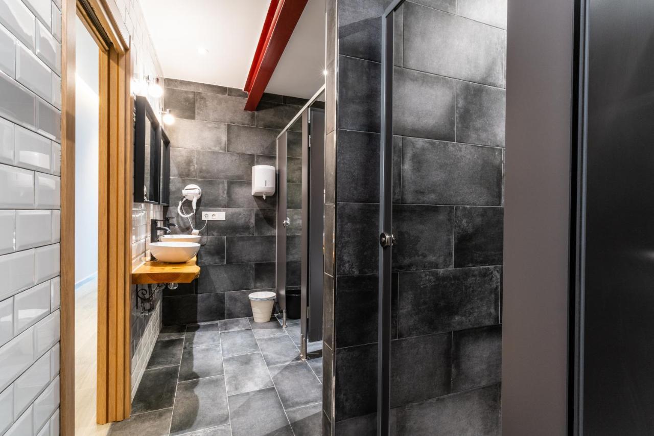Four Rooms Hostel Lugo Esterno foto