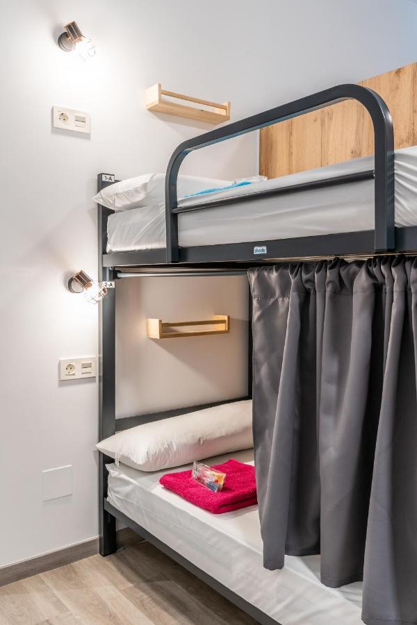 Four Rooms Hostel Lugo Esterno foto